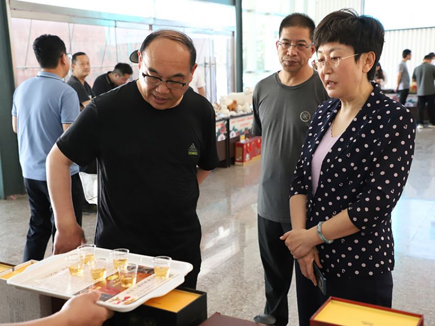 點擊查看實際尺寸<br>標題：名流村酒業 閱讀次數：1003